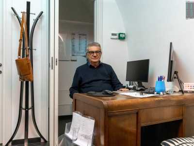 Al botteghino ci aspetta il gestore del cinema, il 74enne barese Piero Montefusco. �Nel 1998 affittai i locali di un vecchio frantoio ormai dismesso - spiega -. Li ristrutturai e vi allestii una piccola sala d�essai da 52 posti�